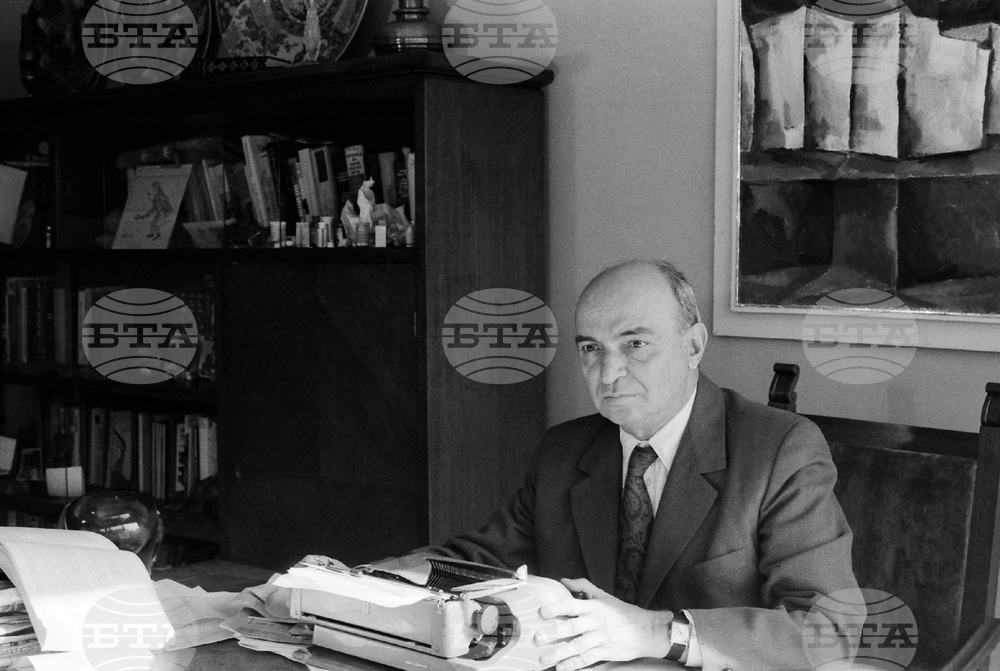 Само щастието на този свят е безплатно, смята писателят Павел Вежинов