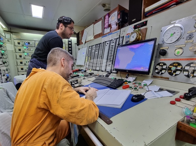 Ден 28 - Антарктида - Св. св. Кирил и Методий - ЦПУ - машинно отделение - НИК 421 - ежедневие