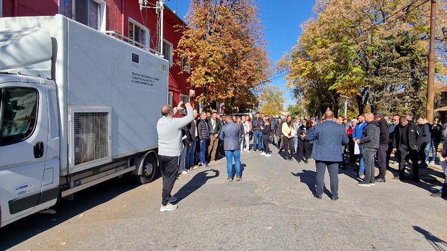 Жители на садовското село Катуница излязоха на протест с искане спешно да се реши проблемът с тлеещия пожар на хвостохранилището