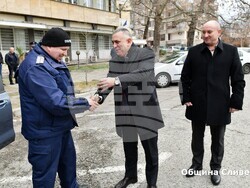 Община Сливен: Общината дари два нови автомобила за нуждите на полицията в Сливен