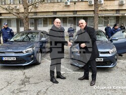 Община Сливен: Общината дари два нови автомобила за нуждите на полицията в Сливен