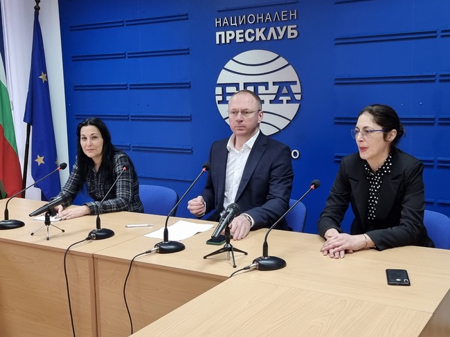 За седмица са събрани 41 хиляди подписа за референдума за запазване на българския лев и против въвеждане на еврото, каза Станислав Стоянов
