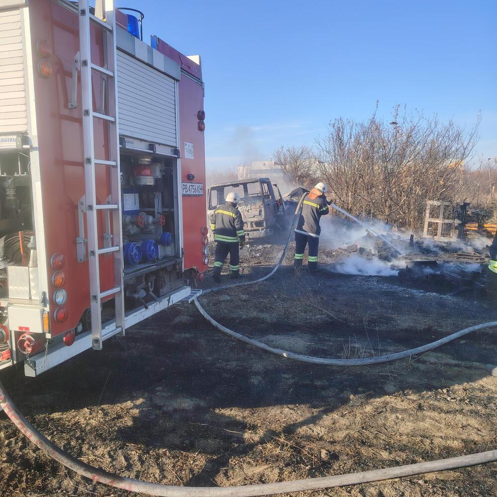 Потушен е пожарът, който обхвана сухи треви край Митница-Пловдив