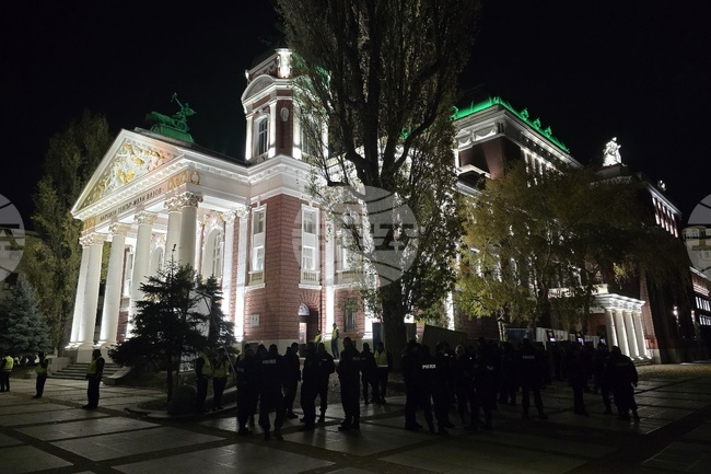 Постановката "Оръжията и човекът" започна в спокойна обстановка 