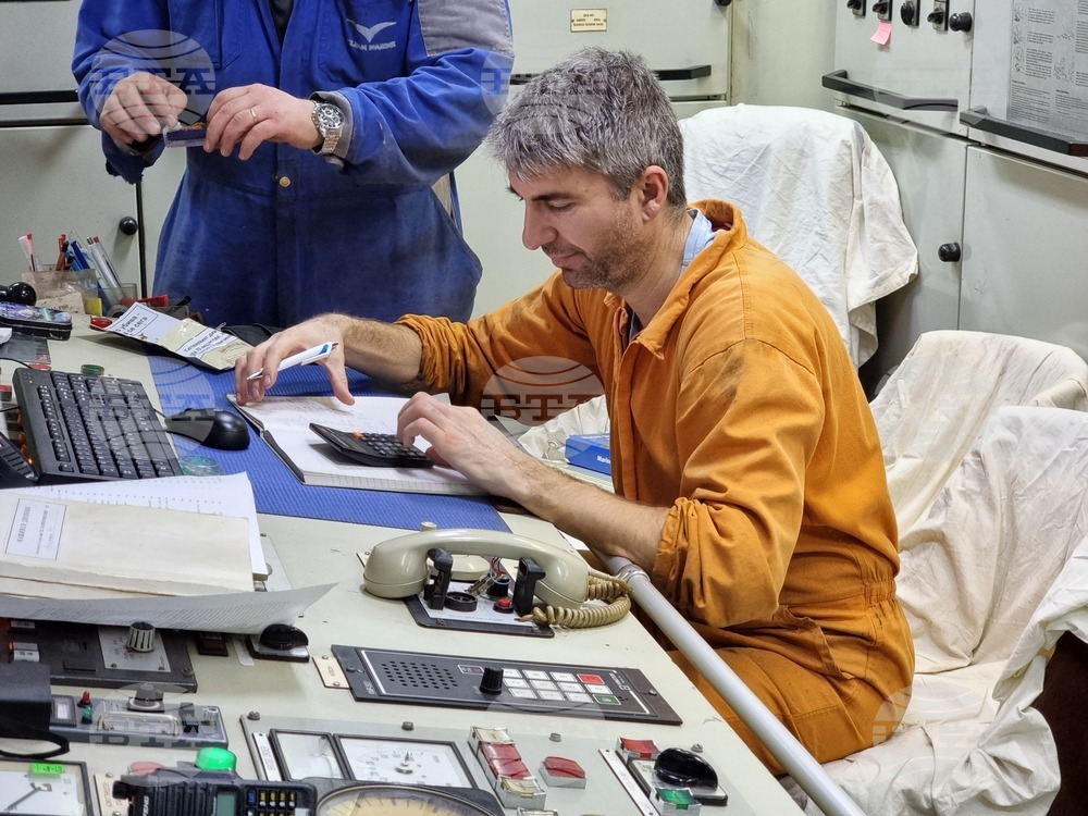 Ден 28 - Антарктида - Научноизследователски кораб „Св. св. Кирил и Методий“ - Стоил Попов - командир на сектор „Технически“