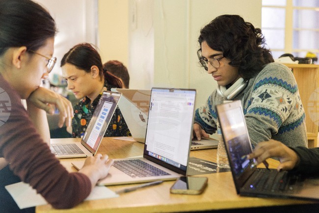 Изкуственият интелект избира приятелите си по същия начин, както хората, установиха учени