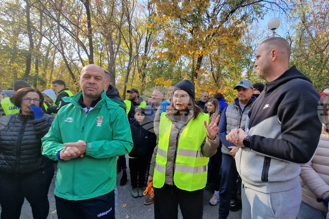 Стотици пловдивчани се включиха в инициативата "Мисия Лаута 5" за почистване на най-големия парк в район "Тракия" 