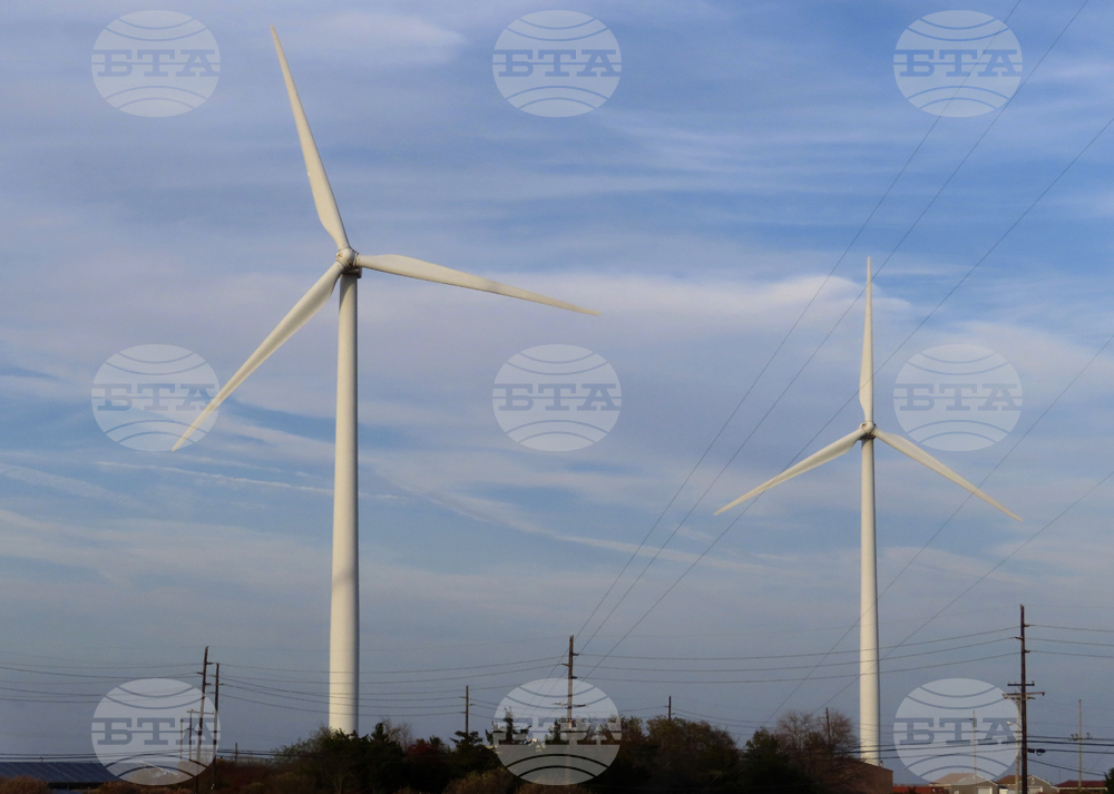 Перка на вятърна турбина падна в двора на дом за възрастни хора в Румъния, след като над 70 души бяха евакуирани през нощта