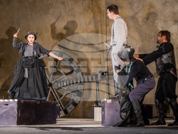 „Майка Кураж и нейните деца“ в Сатиричния театър, снимка – Сатиричен театър/Петър Петров