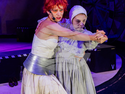 „Майка Кураж и нейните деца“ в Сатиричния театър, снимка – Сатиричен театър/Петър Петров