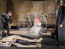 „Майка Кураж и нейните деца“ в Сатиричния театър, снимка – Сатиричен театър/Петър Петров