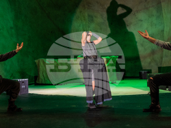 „Майка Кураж и нейните деца“ в Сатиричния театър, снимка – Сатиричен театър/Петър Петров