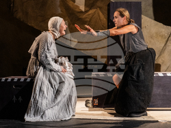 „Майка Кураж и нейните деца“ в Сатиричния театър, снимка – Сатиричен театър/Петър Петров