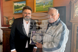 Георги Иванов получи първия екземпляр от издаденото на английски език списание ЛИК за 45 години от полета му в Космоса