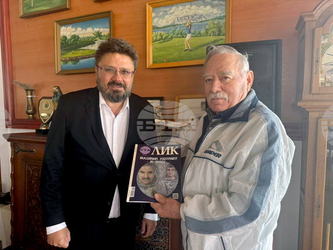 Bulgarian Cosmonaut Georgi Ivanov Presented with First English-Language Copy of BTA's LIK Magazine Inspired by 45th Anniversary of His Space Flight