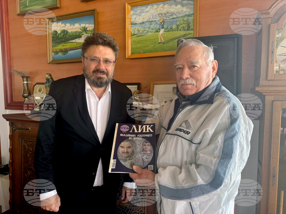 Георги Иванов получи първия екземпляр от издаденото на английски език списание ЛИК за 45 години от полета му в Космоса