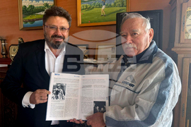 Георги Иванов получи първия екземпляр от издаденото на английски език списание ЛИК за 45 години от полета му в Космоса