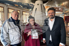 Георги Иванов получи първия екземпляр от издаденото на английски език списание ЛИК за 45 години от полета му в Космоса