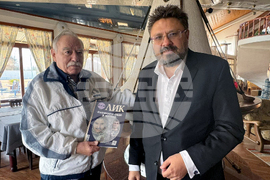 Георги Иванов получи първия екземпляр от издаденото на английски език списание ЛИК за 45 години от полета му в Космоса