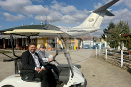 Георги Иванов получи първия екземпляр от издаденото на английски език списание ЛИК за 45 години от полета му в Космоса