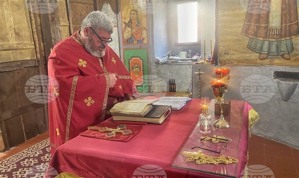 Възкресна служба се състоя днес в храм "Св. Николай Мирликийски" в Трън