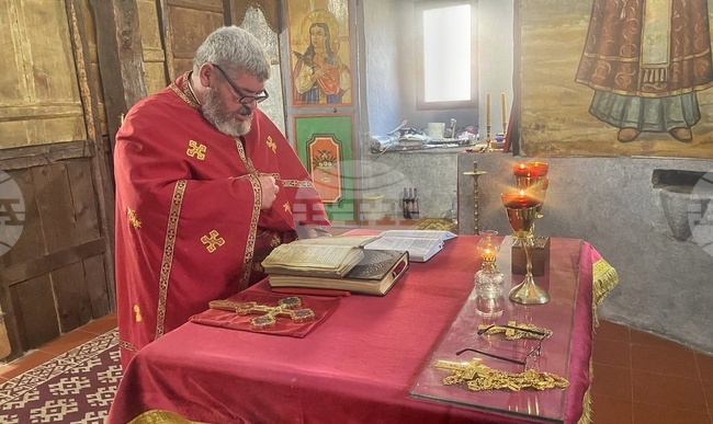 Възкресна служба се състоя днес в храм "Св. Николай Мирликийски" в Трън