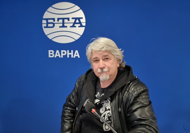 След сборника разкази „Срещу вятъра“, Красимир Симеонов подготвя книга с избрана лирика