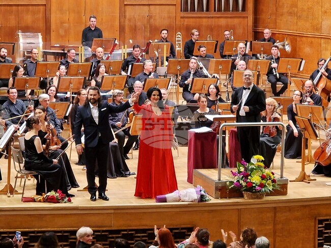 С „Наздраве“ на български и четири биса завърши оперната гала на Анджела Георгиу 