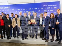 Първата среща на върха на Мрежата на балканските градове B40 събра кметове на повече от 80 общини от 11 държави на Балканския полуостров в Атина по покана на кмета на гръцката столица Костас Бакоянис