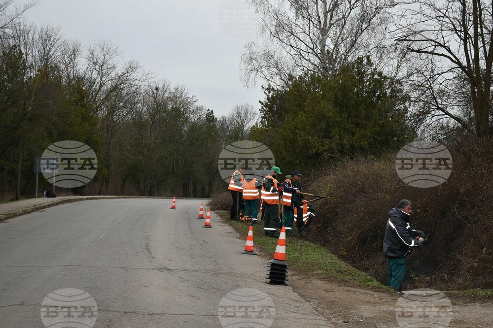Община Разград: ОП“Паркстрой“ извършва почистване на канала на изхода на Разград за Исперих