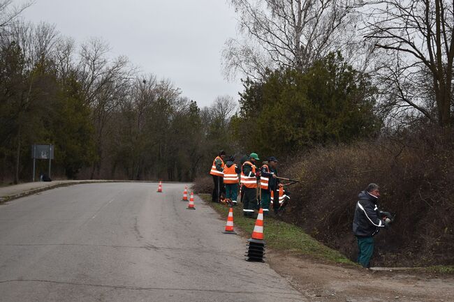 Община Разград: ОП“Паркстрой“ извършва почистване на канала на изхода на Разград за Исперих 