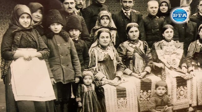 Изложба представя облекла, картички и снимки от миналото на българите в Румъния