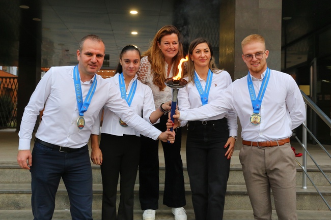 Асоциация "Докосни дъгата": Валентина Георгиева, Евелина Николова, Найден Тодоров и Джем Юмеров с наградите „Почетен факлоносец на мира“