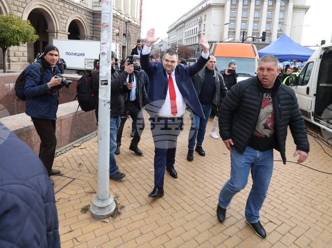 Ако продължат да не ни зачитат, ще отстоим правата си с всички средства на демокрацията, каза Делян Пеевски пред привържениците на „ДПС – Ново начало“