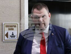 Народно събрание - първо тържествено заседание - кулоари - Делян Пеевски