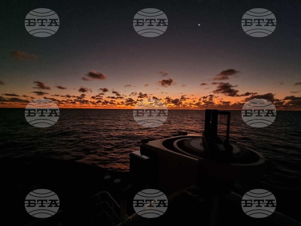 Day 29: RSV 421 Passes by Recife's Shores