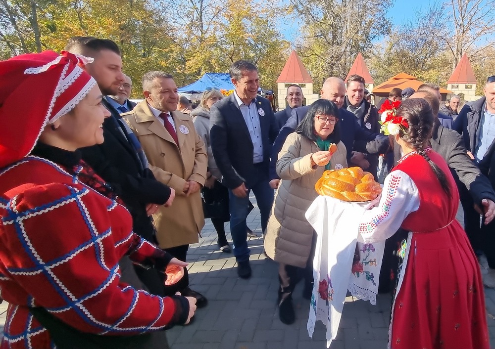 Българският посланик в Кишинев Мая Добрева беше сред официалните гости на гагаузкия празник „Касъм“ в град Чадър-Лунга