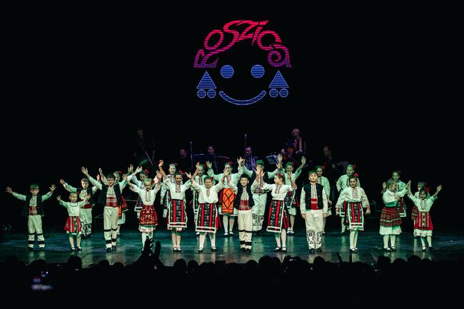 Галаконцерт в две части показа в Будапеща, Унгария, чрез стъпки, ритми и песни красотата на България