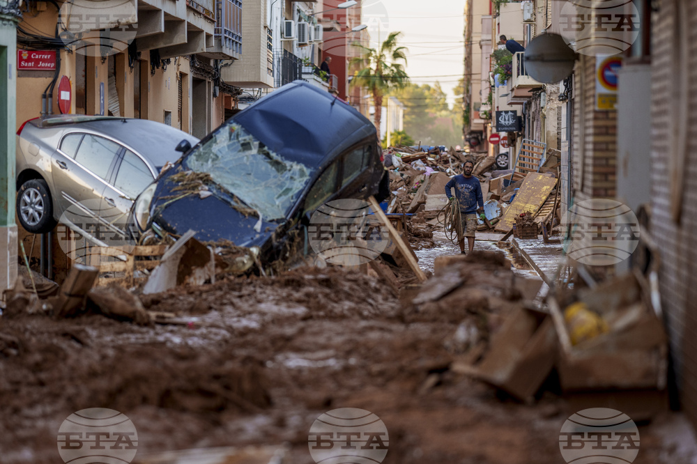 Мачът между отборите на Полша и Испания за "Били Джийн Кинг Къп" бе отложен за петък заради екстремни метеорологични условия