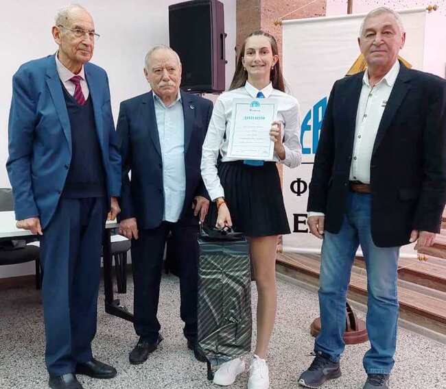 Ученичка от Самоков завоюва първо място в Националния конкурс „Космосът – настояще и бъдеще на човечеството“