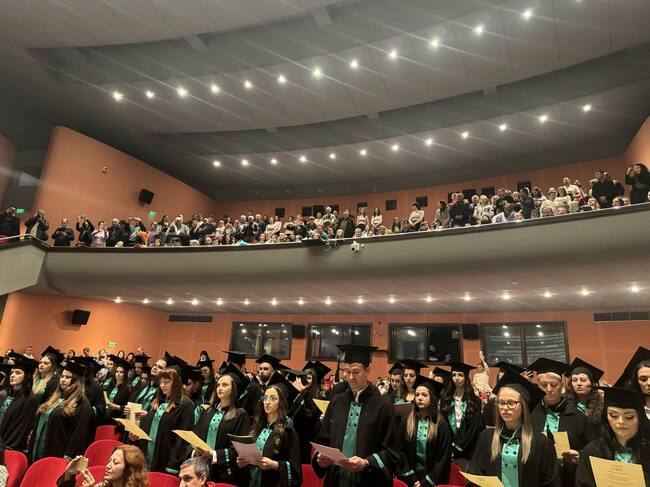 Надежда Чакърова към абсолвентите от Медицински колеж на ТрУ: „Гордейте се с образованието си и градете бъдещето на Стара Загора“