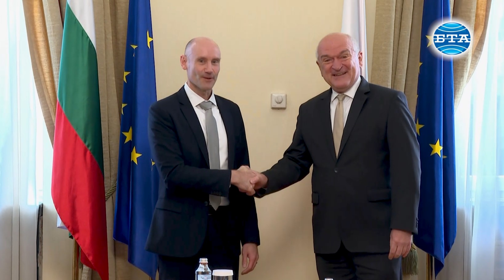 Напредък по темата за присъединяване на България към Програмата за безвизово пътуване на САЩ беше отчетен на среща между Димитър Главчев и Адам Хънтър Напредък по темата за присъединяване на България към Програмата за безвизово пътуване на САЩ беше отчетен на среща между Димитър Главчев и Адам Хънтър