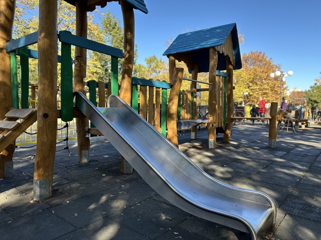 Община Сливен ремонтира една от детските площадки в парк „Юнак“