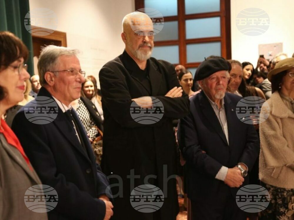 АТА: Албанският премиер Еди Рама оцени изложба на художника Наджи Бакали като красива експозиция на линии и цветове