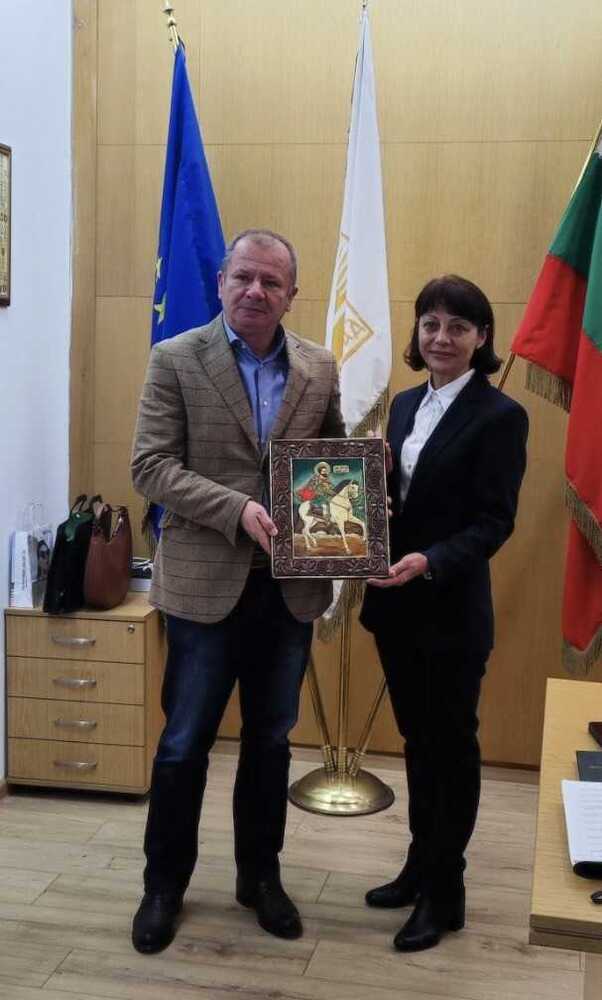 Символично предаване на поста от бившия председател на Общински съвет Благоевград към новия се състоя днес в кабинет 108 на Община Благоевград