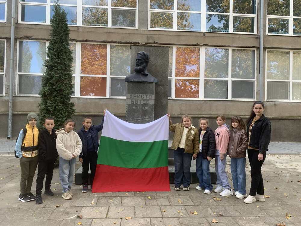 Ученици от „Българска светлица“ се завърнаха към учебния процес след отбелязването на българските празници