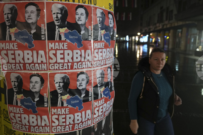 Плакати с лика на Тръмп и надпис „Make Serbia Great Again“ се появиха в Белград