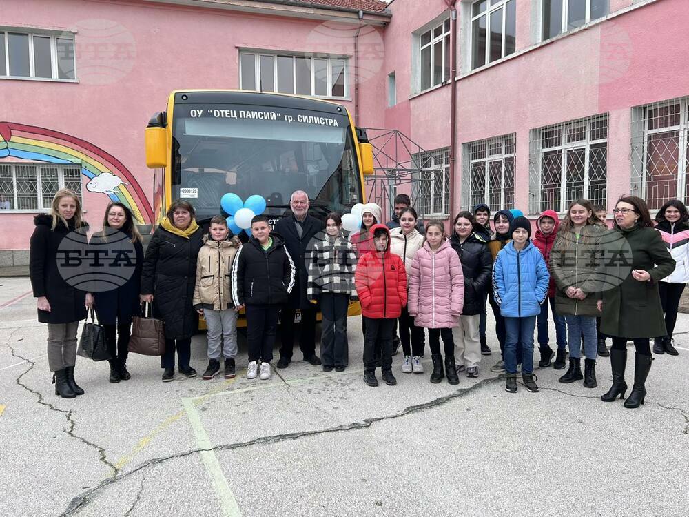 Най-старото училище в Силистра получи нов автобус от Министерство на образованието и науката