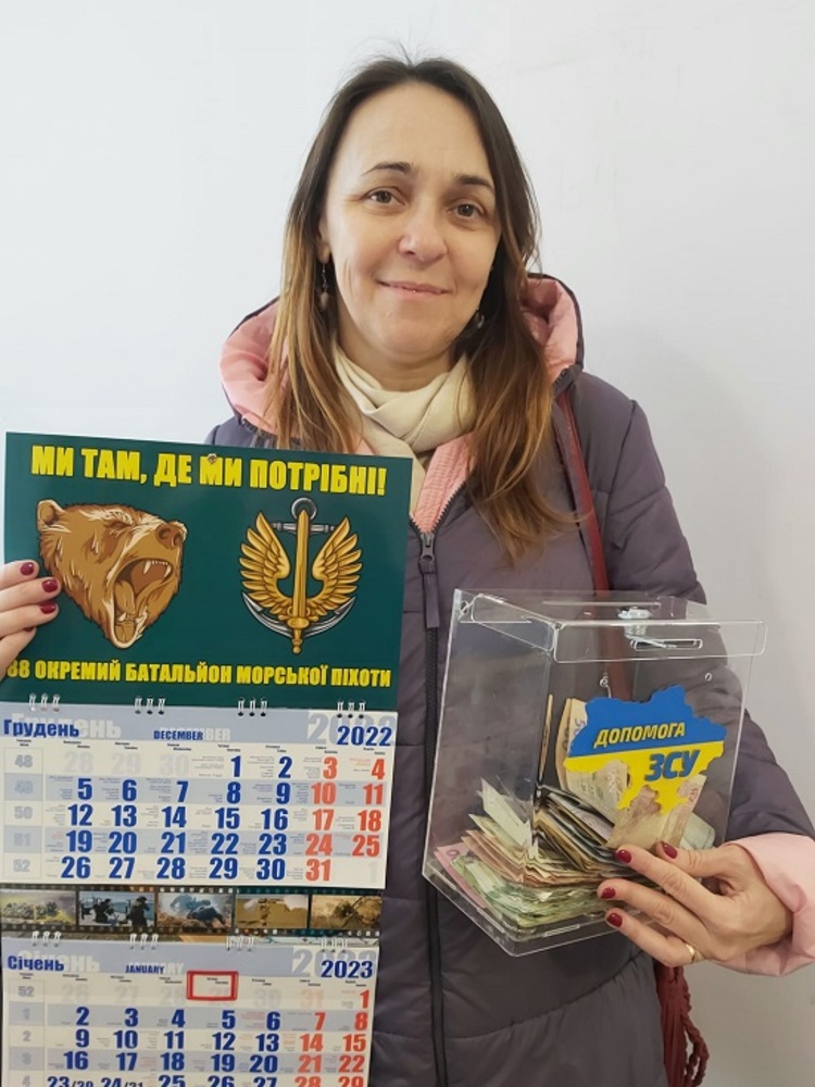 Доброволка от Болград продава календари за нуждите на украинската армия