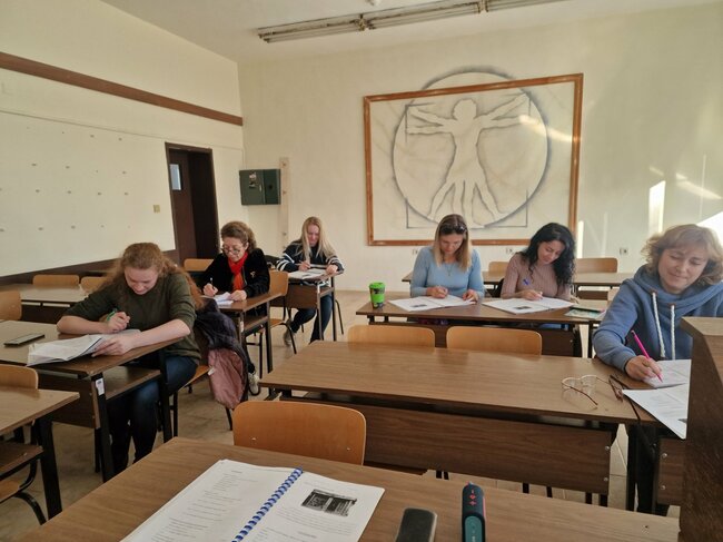 Продължава да е силен интересът към доброволческите курсове по български език за украински бежанци в Благоевград